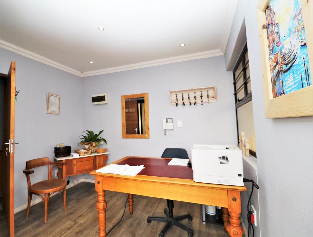 Tiende Laan Bed & Breakfast And Self-Catering Уолфиш-Бей Экстерьер фото